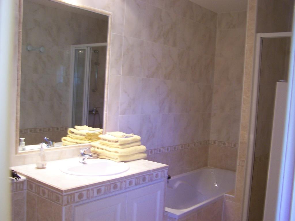 Les Cigales Bed & Breakfast Charols Ruang foto